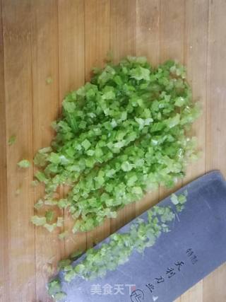 猪肉芹菜馅水饺的做法步骤：3