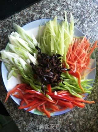 营养蔬菜炒肉丝的做法步骤：2