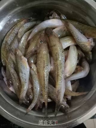 焖小鱼的做法步骤：1