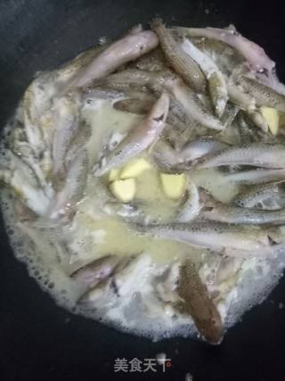 焖小鱼的做法步骤：4