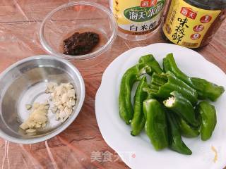 虎皮青椒的做法步骤：1