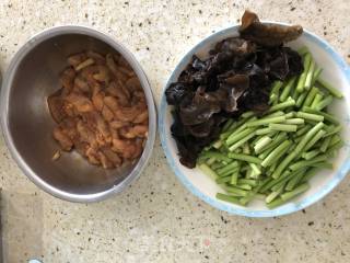 蒜苔烩鸡片的做法步骤：2