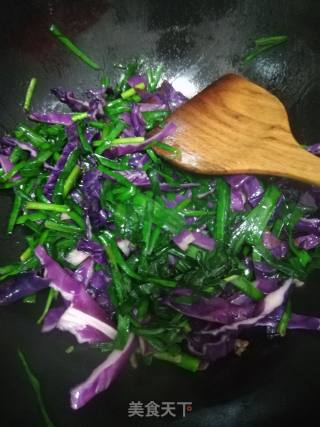 紫甘蓝炒韭菜的做法步骤：4