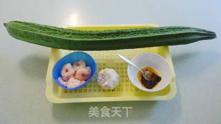 虾仁蒜蓉XO酱蒸丝瓜的做法步骤：1