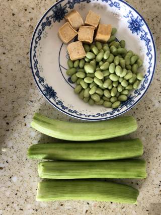 丝瓜炒毛豆的做法步骤：1