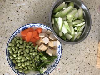 丝瓜炒毛豆的做法步骤：2