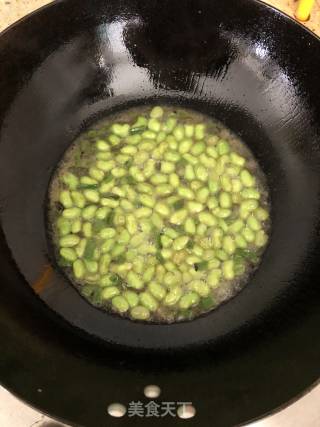 丝瓜炒毛豆的做法步骤：3