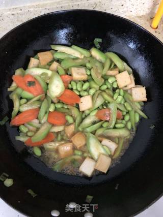 丝瓜炒毛豆的做法步骤：4