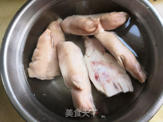 卤猪蹄的做法步骤：1