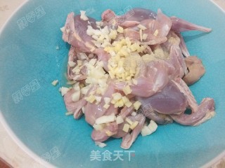 红烧鹌鹑的做法步骤：2