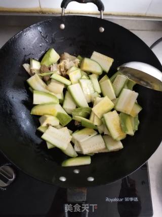 角瓜炒肉的做法步骤：3
