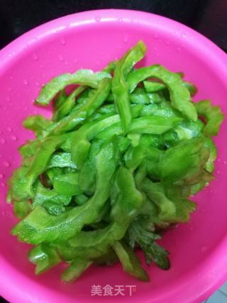 瘦肉炒苦瓜的做法步骤：3