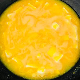 蟹黄豆腐的做法步骤：3
