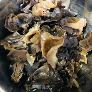 木耳炒蛋的做法步骤：1