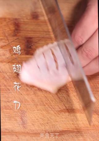 焦糖鸡翅的做法步骤：1