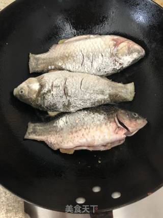 红烧鲫鱼的做法步骤：2