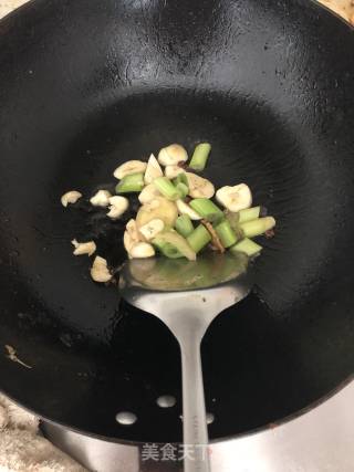 红烧鲫鱼的做法步骤：4