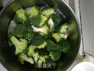 蒜蓉西蓝花的做法步骤：1