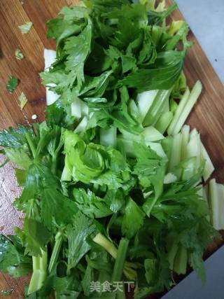 西芹炒豆干的做法步骤：1