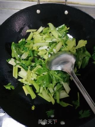 西芹炒豆干的做法步骤：3