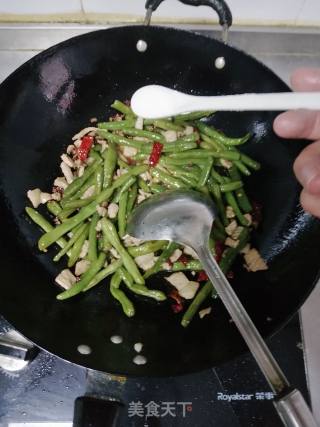 干煸豆角的做法步骤：7