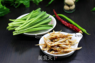 韭菜炒河鱼干的做法步骤：1