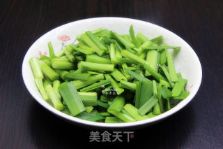 韭菜炒河鱼干的做法步骤：2