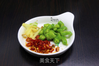 韭菜炒河鱼干的做法步骤：3
