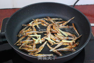 韭菜炒河鱼干的做法步骤：5