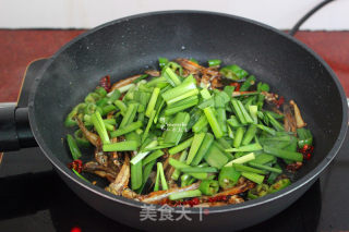 韭菜炒河鱼干的做法步骤：7