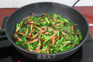 韭菜炒河鱼干的做法步骤：8