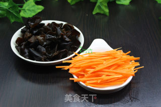 荷兰豆炒木耳的做法步骤：2