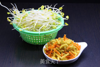 豆芽炒通心粉的做法步骤：1