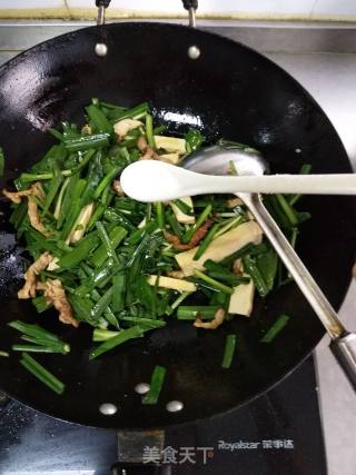 韭菜炒豆干的做法步骤：5