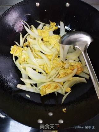洋葱炒鸡蛋的做法步骤：3