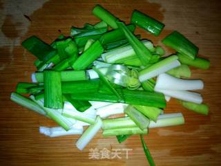 蒜苗香菇酱鸡蛋的做法步骤：1