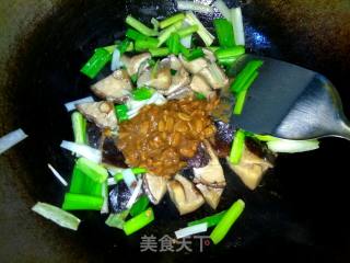 蒜苗香菇酱鸡蛋的做法步骤：9