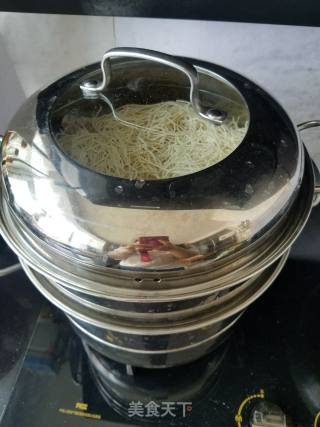 “蒸菜”蒜苔肉卤面的做法步骤：3