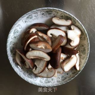 香菇烧腐竹的做法步骤：2