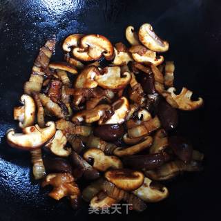 香菇烧腐竹的做法步骤：7