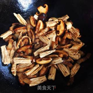 香菇烧腐竹的做法步骤：8