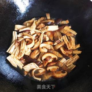 香菇烧腐竹的做法步骤：9