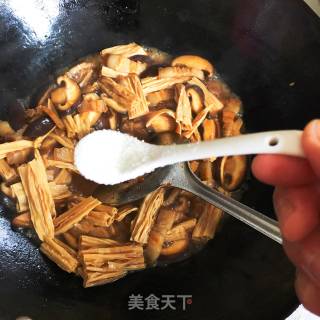 香菇烧腐竹的做法步骤：11