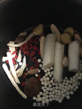 补水润燥排湿气补身竹林鸡汤的做法步骤：1
