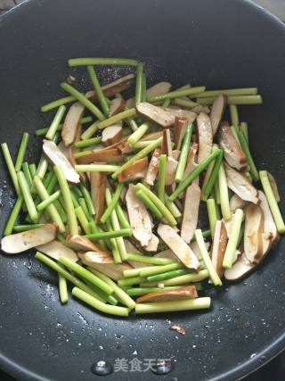 蒜薹香干炒五花肉的做法步骤：4
