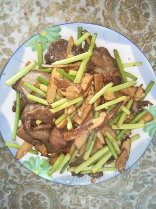 蒜薹香干炒五花肉的做法步骤：6