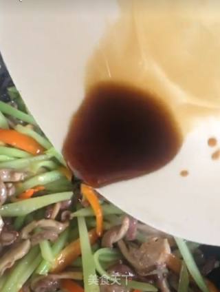 莴笋炒肘片的做法步骤：7