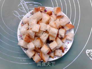 青酱花生拌酥脆法棍粒的做法步骤：3