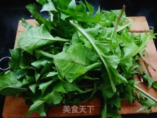 蒸蒲公英的做法步骤：1