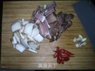 超级简单的家常萝卜干炒腊肉的做法步骤：2